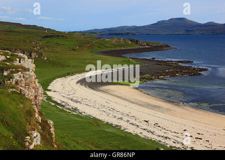 Schottland, die Inneren Hebriden, Isle of Skye, Duirinish Halbinsel, Landschaft im Coral Beach mit Claigan Stockfoto