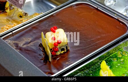 Schokoladeneis mit Vanille-Eis-Torten und Johannisbeere Stockfoto