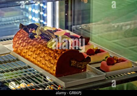 Schokolade Eis Kuchen halb gefroren, Semifreddo mit Früchten Stockfoto