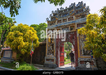 Tor, Tien Hung Mieu Tempel, Kaiserstadt Hue, Vietnam Stockfoto