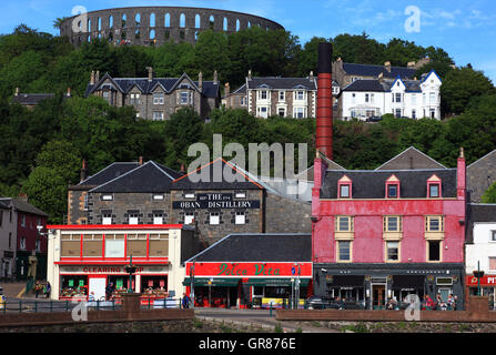 Schottland, Oban Stadt, schauen Sie sich die Stadt mit dem McCaigs-Turm Stockfoto