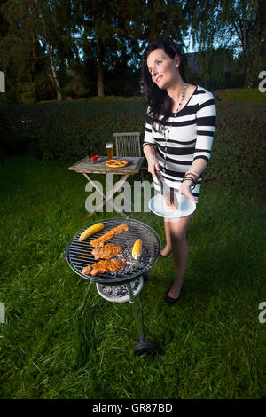 Frau, Grillen Stockfoto