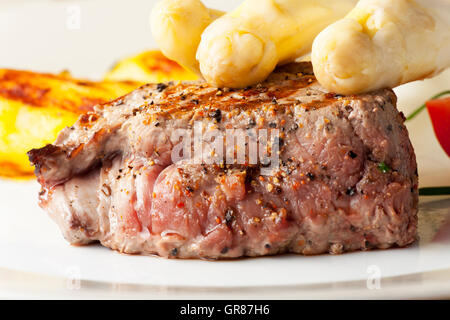 Spargel auf ein Steak Stockfoto