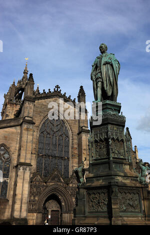 Schottland, Edinburgh, St. Giles Kathedrale, auch High Kirk of Edinburgh, davor die Statue von Walter Francis Montagu-Douglas Stockfoto