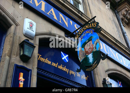 Schottland, Edinburgh, Scotsmans Lounge in Cockburn Street, Werbeschild einer Kneipe Stockfoto