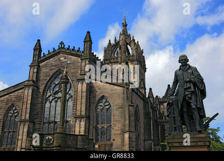 Schottland, Edinburgh, St. Giles Kathedrale, auch High Kirk of Edinburgh, davor die Statue von Walter Francis Montagu-Douglas Stockfoto