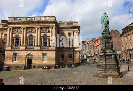 Schottland, Edinburgh, Lothian Kammer Gebäude im Westen Parliament Square und die Statue von Walter Francis Montagu-Douglas-Sco Stockfoto