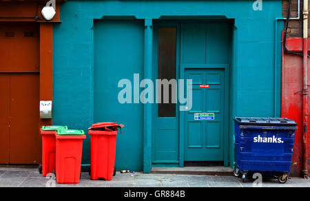 Schottland, Edinburgh, Old Town, Häuser in der Grassmarket, rot und blau Müll Tonnen vor ein Geschäft Stockfoto