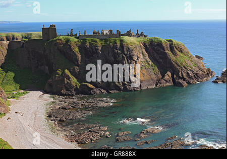 Schottland, Dunnottar Castle ist eine Burgruine in Aberdeenshire, in der Nähe der Stadt Stonehaven, die Ruine steht auf einer felsigen Boden tong Stockfoto