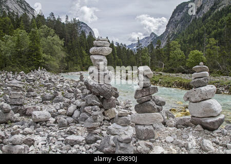 Männer In der jungen Isar im Hinterautal-Tal aus Stein Stockfoto