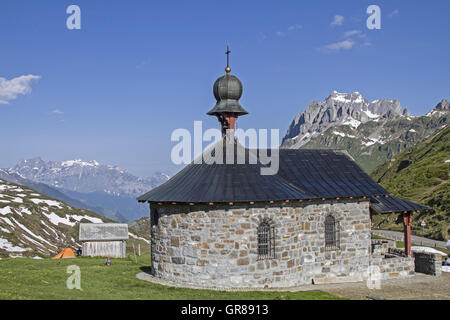 Bergkapelle auf dem Gipfel des Klausenpasses im Kanton Uri Stockfoto