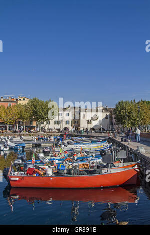 Fischerhafen mit Strandpromenade In Garda am Gardasee Stockfoto