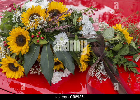Strauß Sonnenblumen an einem Hochzeitstag für die Braut