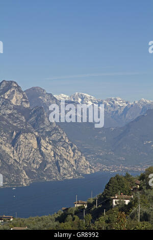 In der Einfahrt bis zur Talstation der Seilbahn Monte Baldo genießen Sie diesen herrlichen Blick auf den nördlichen Teil des Gardasees Stockfoto