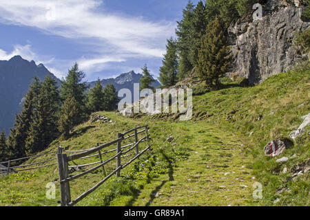 Wandern In den Ötztaler Alpen hoch über Längenfeld Stockfoto