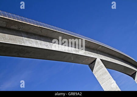 Detail einer Beton-Brücke überqueren das Tal Stockfoto