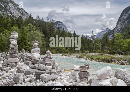 Männer In der jungen Isar im Hinterautal-Tal aus Stein Stockfoto