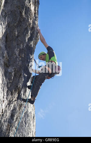 Extremer Kletterer In einer Strecke 11 Schwierigkeitsgrad In Tirol Stockfoto