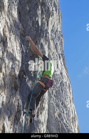 Extremer Kletterer In einer Strecke 11 Schwierigkeitsgrad In Tirol Stockfoto