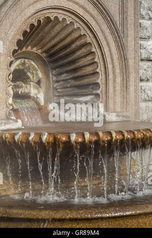 Eine heiße Quelle spendet In Acqui Terme heißes Wasser im Zentrum Stadt Stockfoto