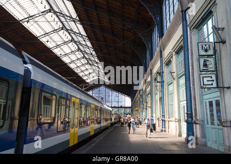 Budapest-Nyugati Bahnhof, steht neben Grand Boulevard, Budapest, Ungarn Stockfoto