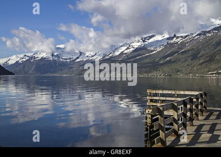 Blick auf die umliegenden schneebedeckten Berge am Sorfjord Stockfoto