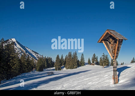Strecke Kreuz neben der Gipfelsturm, Bodenschneid In den Alpen Tegernsee Stockfoto