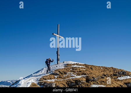 Bergsteiger auf dem Weg zum Gipfel des Schafreuter im Karwendelgebirge Stockfoto