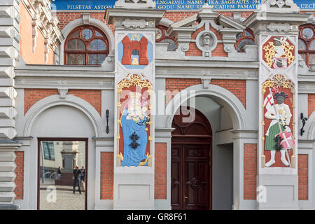 Mitesser-Haus befindet sich auf dem Rathausplatz In Riga In Lettland Stockfoto