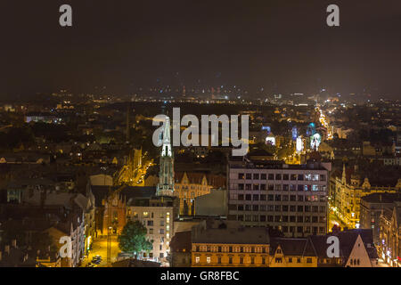 Faszinierender Blick auf die Nachtlandschaft von Riva, der Hauptstadt von Lettland Stockfoto