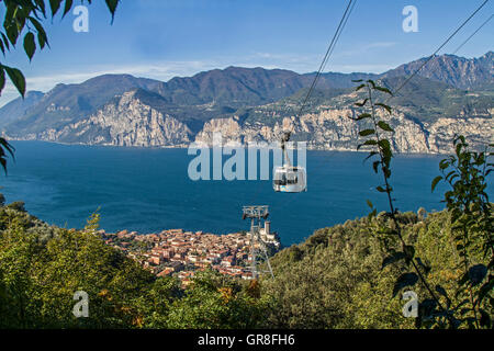 Von Malcesine einem beliebten und vielbesuchten Reiseziel am östlichen Ufer des Gardasees der Seilbahn zum Monte Baldo nehmen Sie Stockfoto