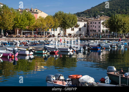 Fischerhafen mit Strandpromenade In Garda am Gardasee Stockfoto