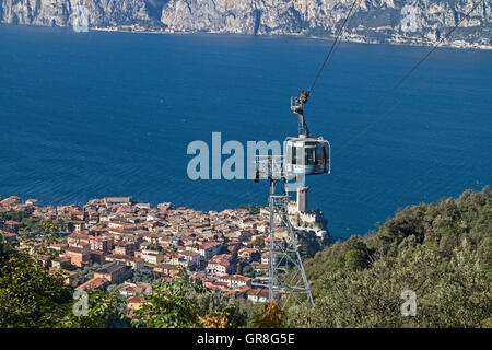 Beliebte und viel besuchte Reiseziel Malcesine am Ostufer des Gardasees Stockfoto