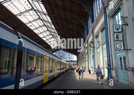 Budapest-Nyugati Bahnhof, steht neben Grand Boulevard, Budapest, Ungarn Stockfoto