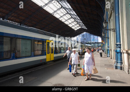 Budapest-Nyugati Bahnhof, steht neben Grand Boulevard, Budapest, Ungarn Stockfoto