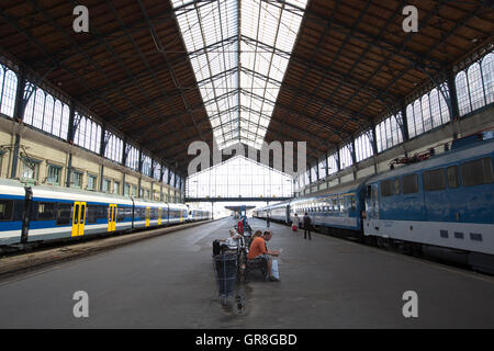 Budapest-Nyugati Bahnhof, steht neben Grand Boulevard, Budapest, Ungarn Stockfoto