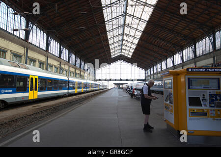 Budapest-Nyugati Bahnhof, steht neben Grand Boulevard, Budapest, Ungarn Stockfoto