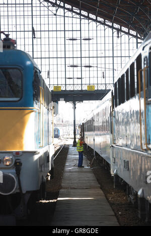 Zug-Arbeiter bereitet H-Start 431, Budapest-Nyugati Bahnhof, steht neben Grand Boulevard, Budapest, Ungarn Stockfoto