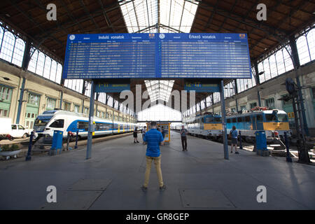 Budapest-Nyugati Bahnhof, steht neben Grand Boulevard, Budapest, Ungarn Stockfoto