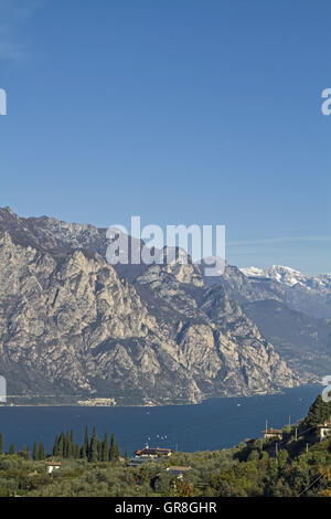 In der Einfahrt bis zur Talstation der Seilbahn Monte Baldo genießen Sie diesen herrlichen Blick auf den nördlichen Teil des Gardasees Stockfoto
