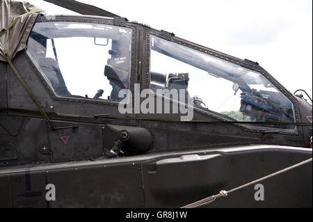 Kiel, Deutschland, Juni 20,2015 Hubschrauber Ah-64 Apache auf der Royal Navy Landeplattform Hubschrauber Hms Ocean am offenen Schiff In Stockfoto