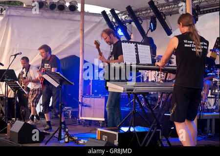 Norwegischen Progressive-Rock-Band Panzerpappa Leben in der 26. Zappanale In Bad Doberan, Deutschland, 17 Juli 2015. Stockfoto