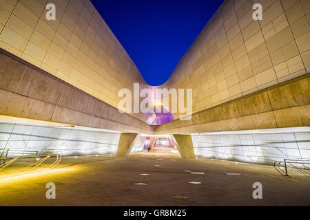 Seoul, Südkorea - 7. Dezember 2015: der Dongdaemun Design Plaza, auch genannt die DDP ist eine wichtige städtische Entwicklung Meilenstein in Stockfoto