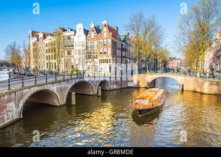 Schöne Aussicht auf die Amsterdamer Grachten mit Brücke und typische Häuser Niederländisch. Stockfoto