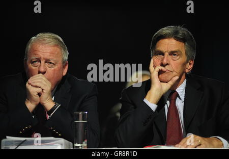 Bundeskongress der Sozialdemokratischen Partei In Wien Altkanzler Franz Vranitzky und ehemalige Bundeskanzler Viktor Klima Stockfoto