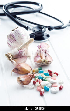 Pillen und Knoblauch. Natürliche Antibiotika. Stockfoto