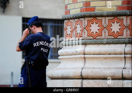 Polizist vor die große Synagoge In der Dohany Straße Budapest Stockfoto