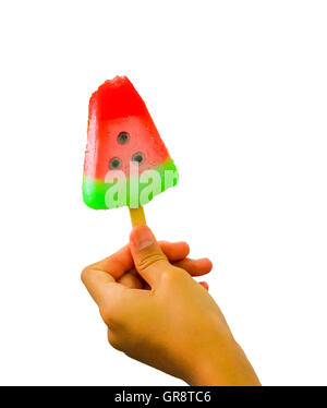 Des Kindes Hand halten Eis auf weißem Hintergrund Stockfoto