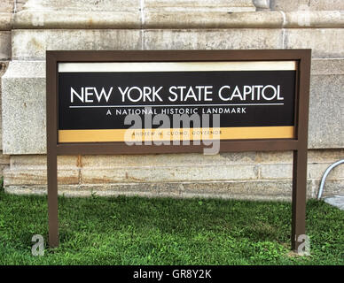 Albany, New York, USA. September, 4,2016. Melden Sie sich auf dem Rasen des New York State capitol Stockfoto