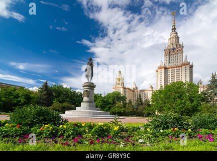 Lomonossow-Universität Moskau - MSU. Hauptgebäude und Lomonosov-Denkmal. MSU ist einer der sieben Schwestern. Stockfoto